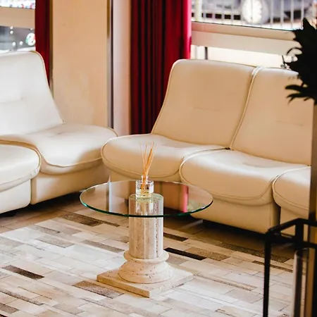 Unique Hotell 3*